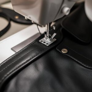 Dans les coulisses de la fabrication des vestes en cuir : comment naissent les vestes en cuir véritable