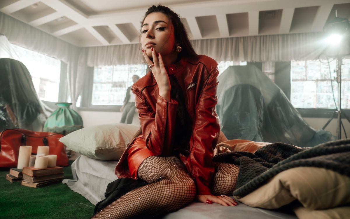 Une mannequin en blouson de cuir rouge éclatant
