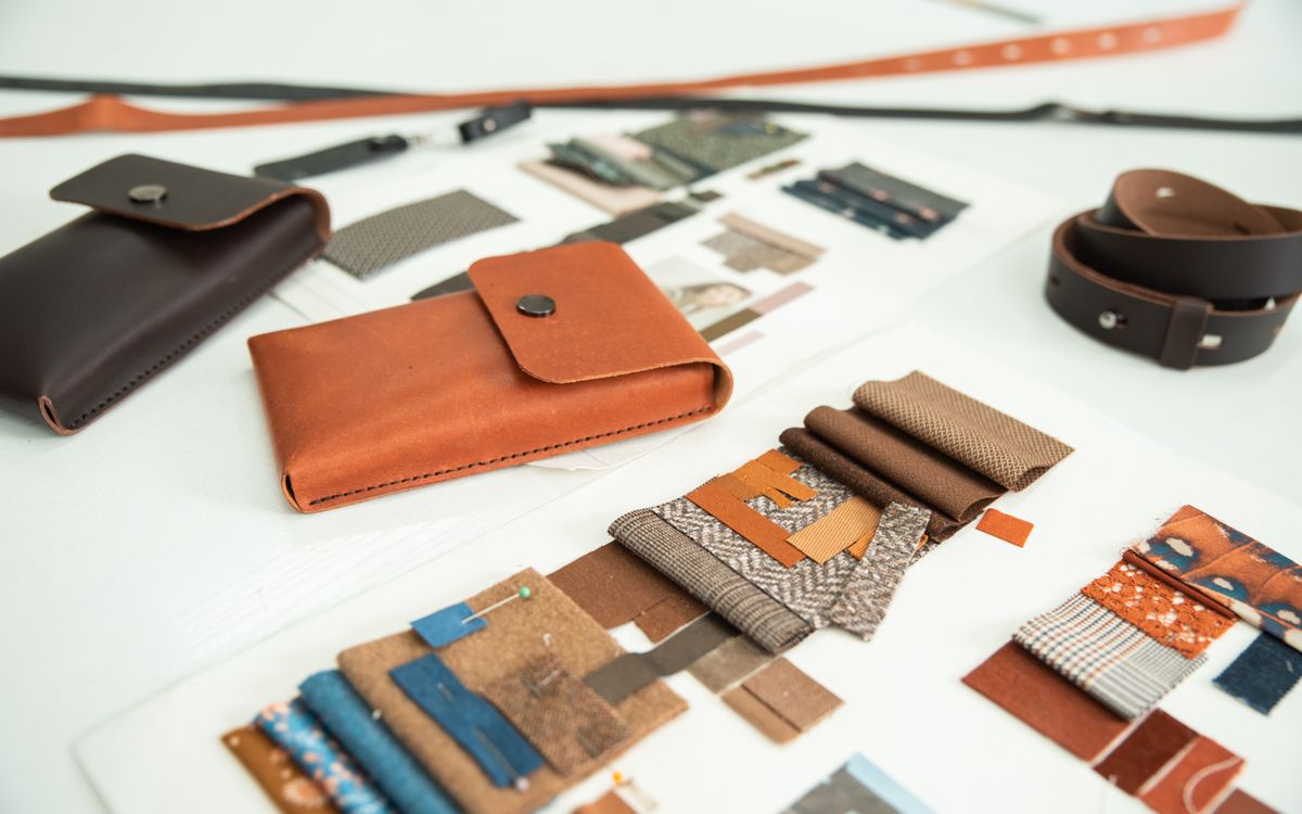 Buneri.fr | Le cuir à travers les âges : Europe et Amérique Des articles en cuir colorés et finement ouvrés sur l'établi d'un artisan