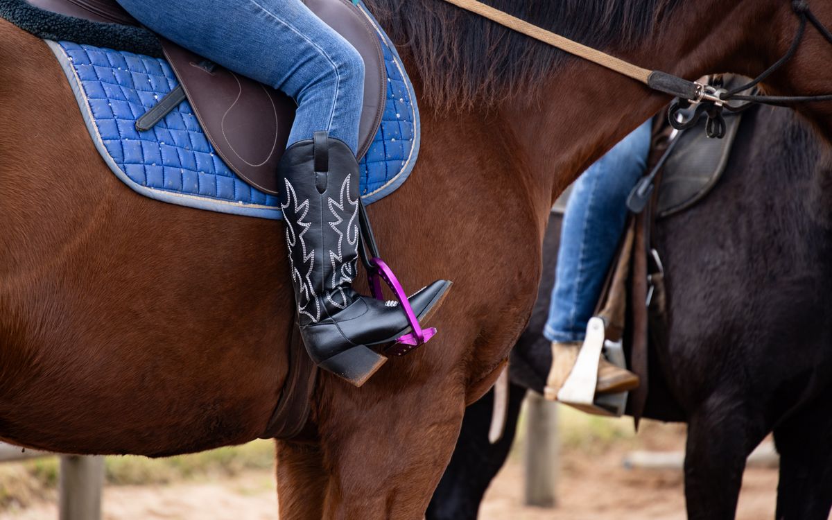 Buneri.fr | Le cuir à travers les âges : Europe et Amérique Une selle et des bottes western en cuir, patinées par le temps
