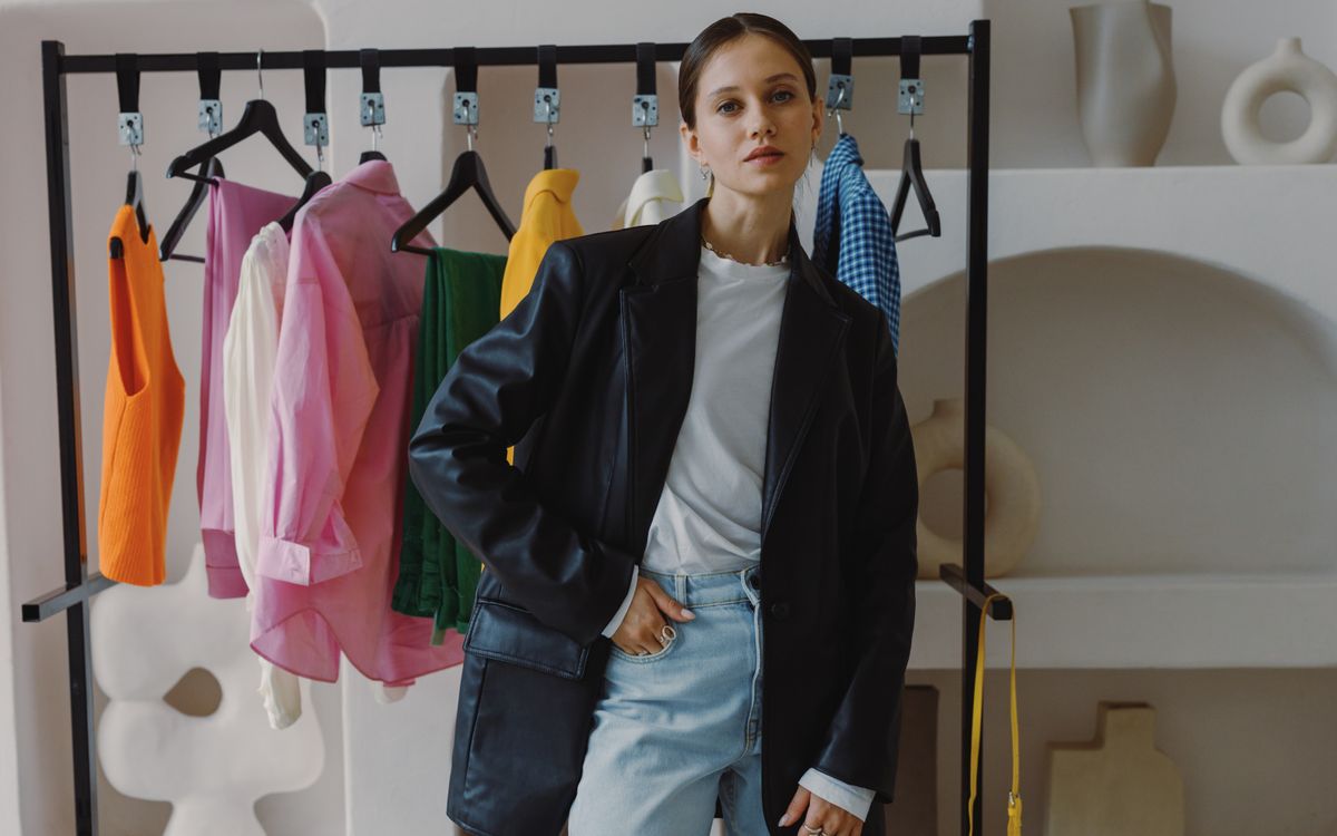 Une femme en blouson de cuir dans une boutique élégante