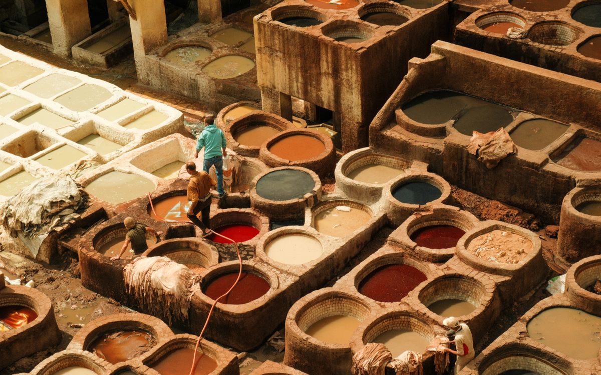 Cuves traditionnelles de teinture du cuir dans une tannerie