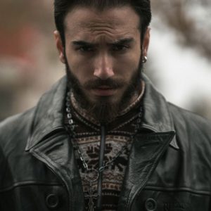 Un homme élégant portant un blouson en cuir classique, portrait éditorial