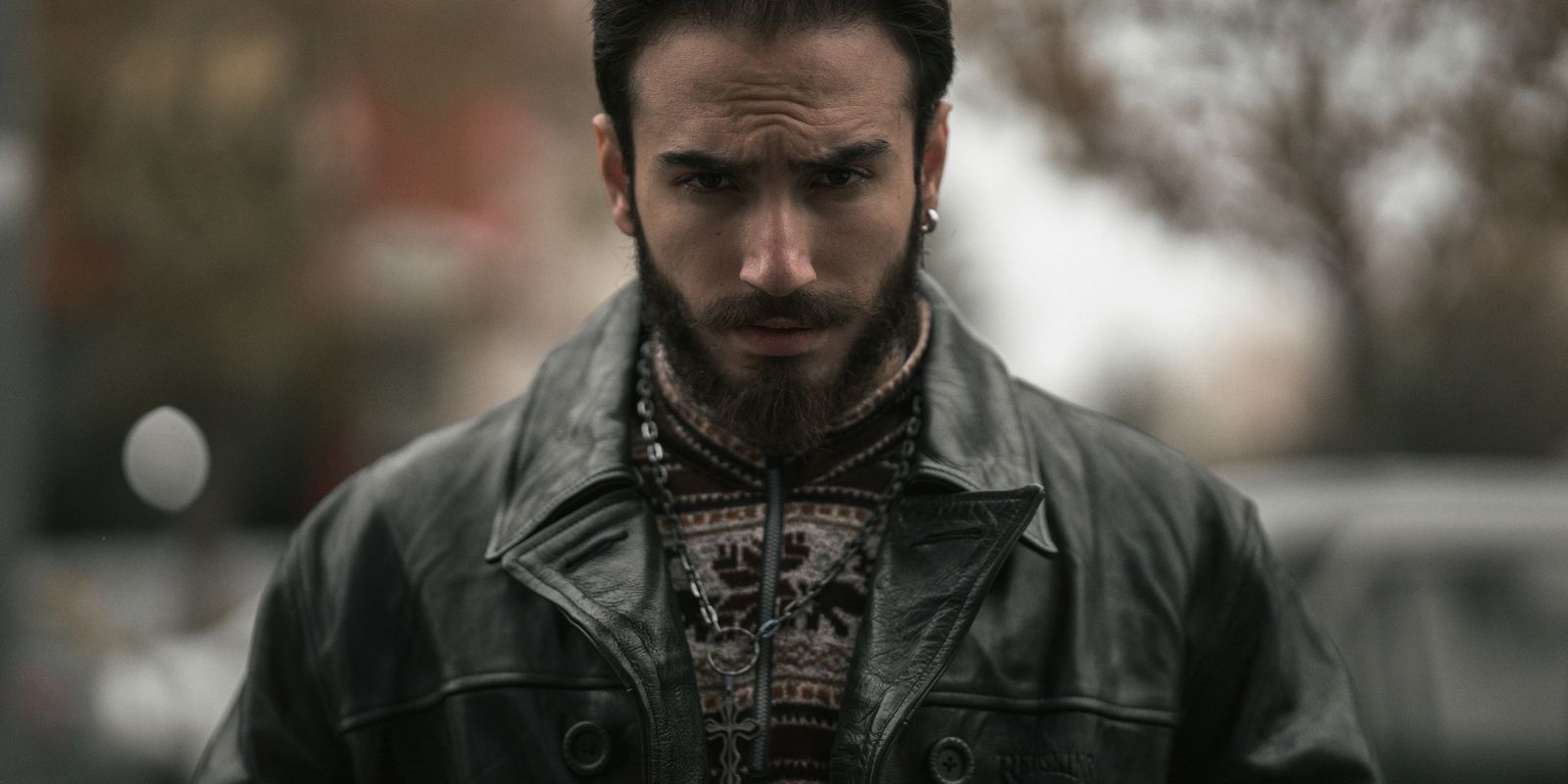 Un homme élégant portant un blouson en cuir classique, portrait éditorial