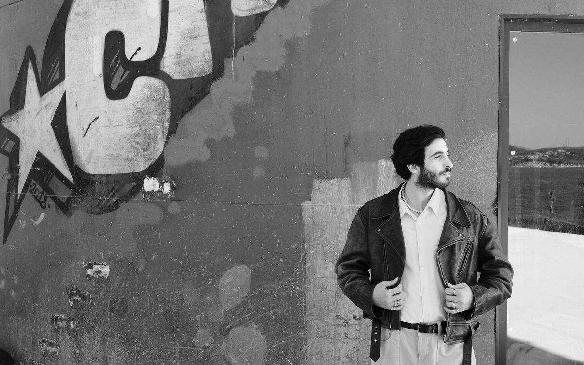 Une silhouette en blouson de cuir sur fond urbain, robuste et protectrice