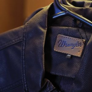 Blouson en cuir camel photographié sous une lumière estivale