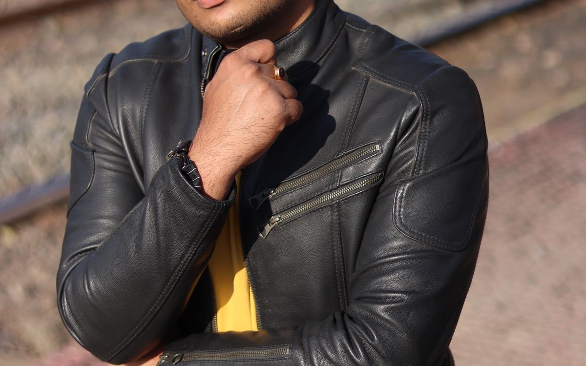 Un blouson en cuir léger présenté avec des accessoires d'été