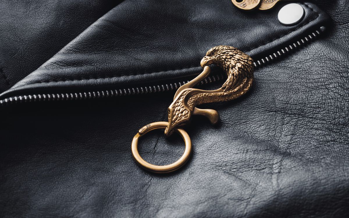 Gros plan d'un détail en laiton sur une veste en cuir texturée
