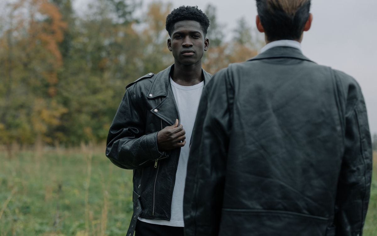 Hommes élégants en vestes de cuir en extérieur, parfait pour la mode et le style de vie