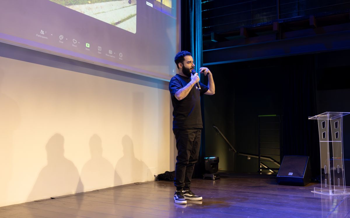 Buneri.fr | Pourquoi les PDG de la tech et les rock stars vivent en veste en cuir Intervenant énergique donnant une conférence lors d'un événement d'entreprise