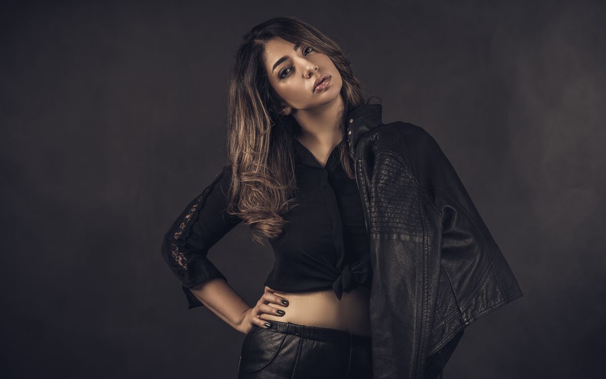 Buneri.fr | Les vestes en cuir de 1990 a 1999 Femme elegante dans une veste en cuir noir lisse, portrait de studio a l ambiance feutree