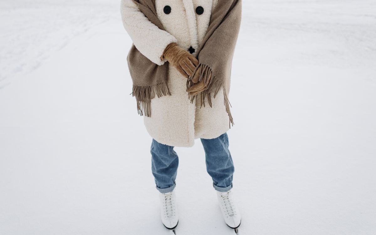 Buneri.fr | Les vestes en cuir de 1990 a 1999 Femme dans un manteau chaud en exterieur sous une douce lumiere d hiver