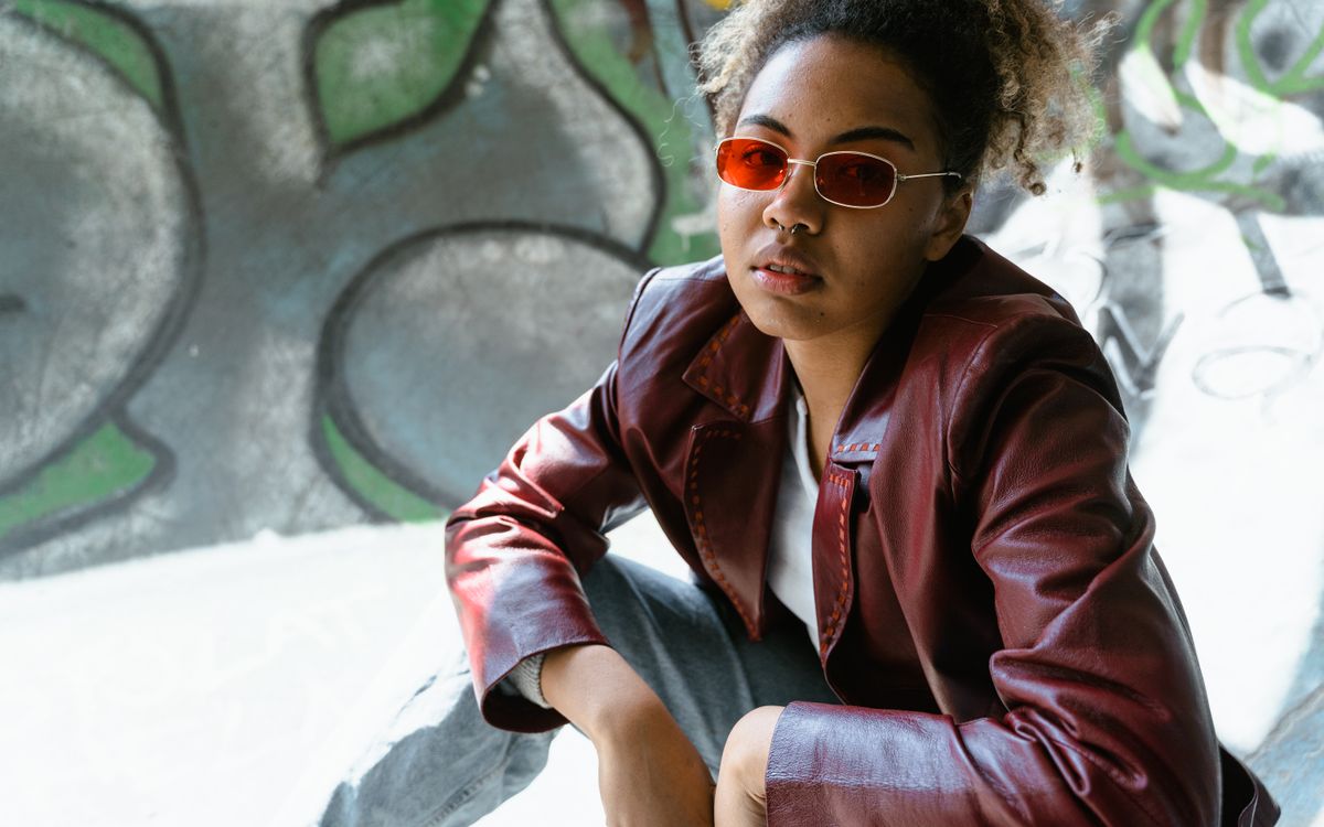 Buneri.fr | Les vestes en cuir de 2005 a 2009 Portrait d une femme en veste de cuir bordeaux et lunettes rouges en ville