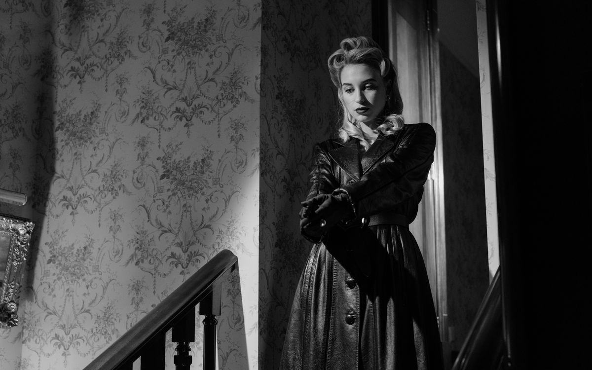 Portrait en noir et blanc d une femme dans un elegant manteau de cuir vintage