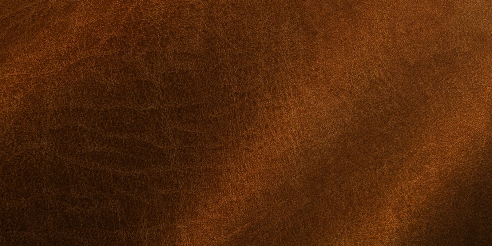 Gros plan sur un cuir marron riche au grain subtil et à la finition douce