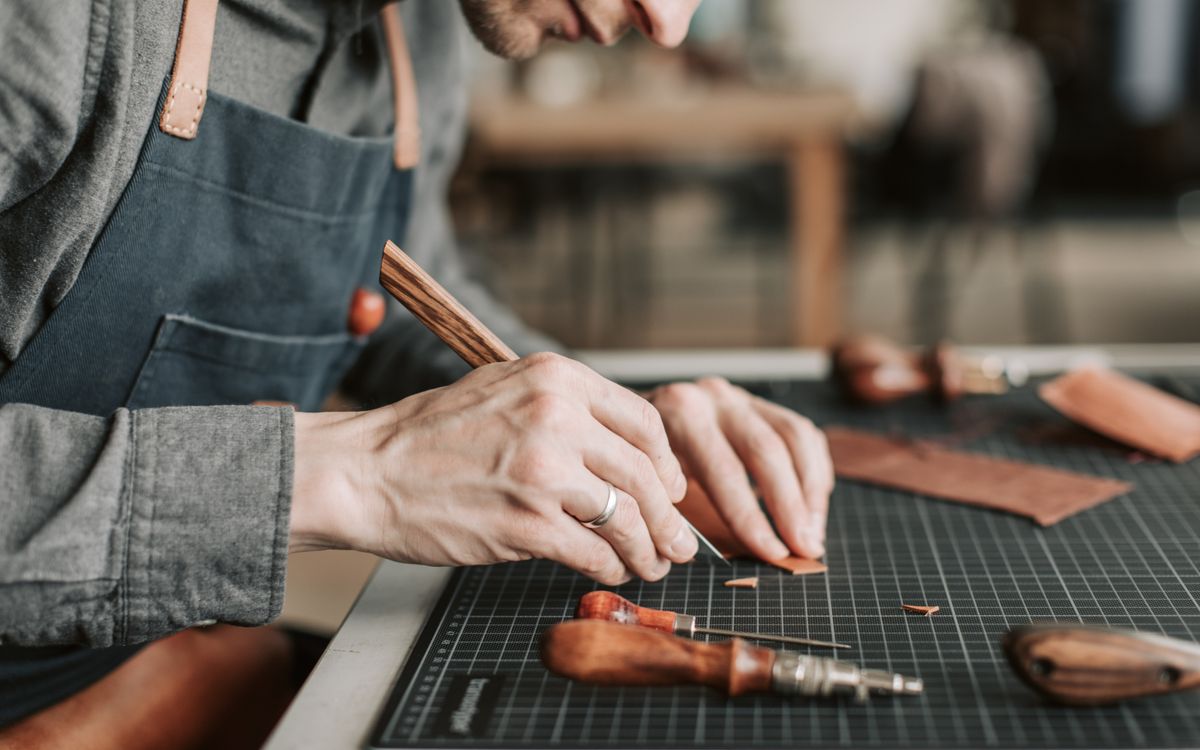 Gros plan sur un artisan façonnant du cuir à la main dans un atelier