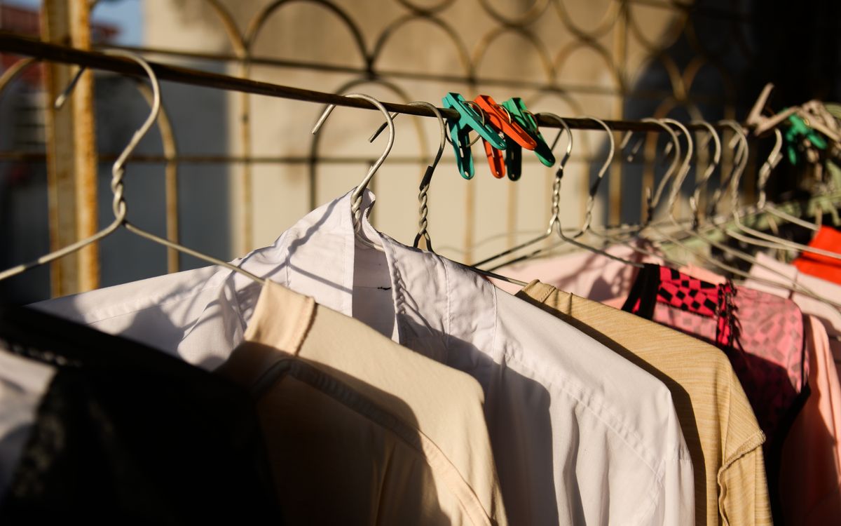 Vêtements séchant sur un portant ensoleillé en extérieur