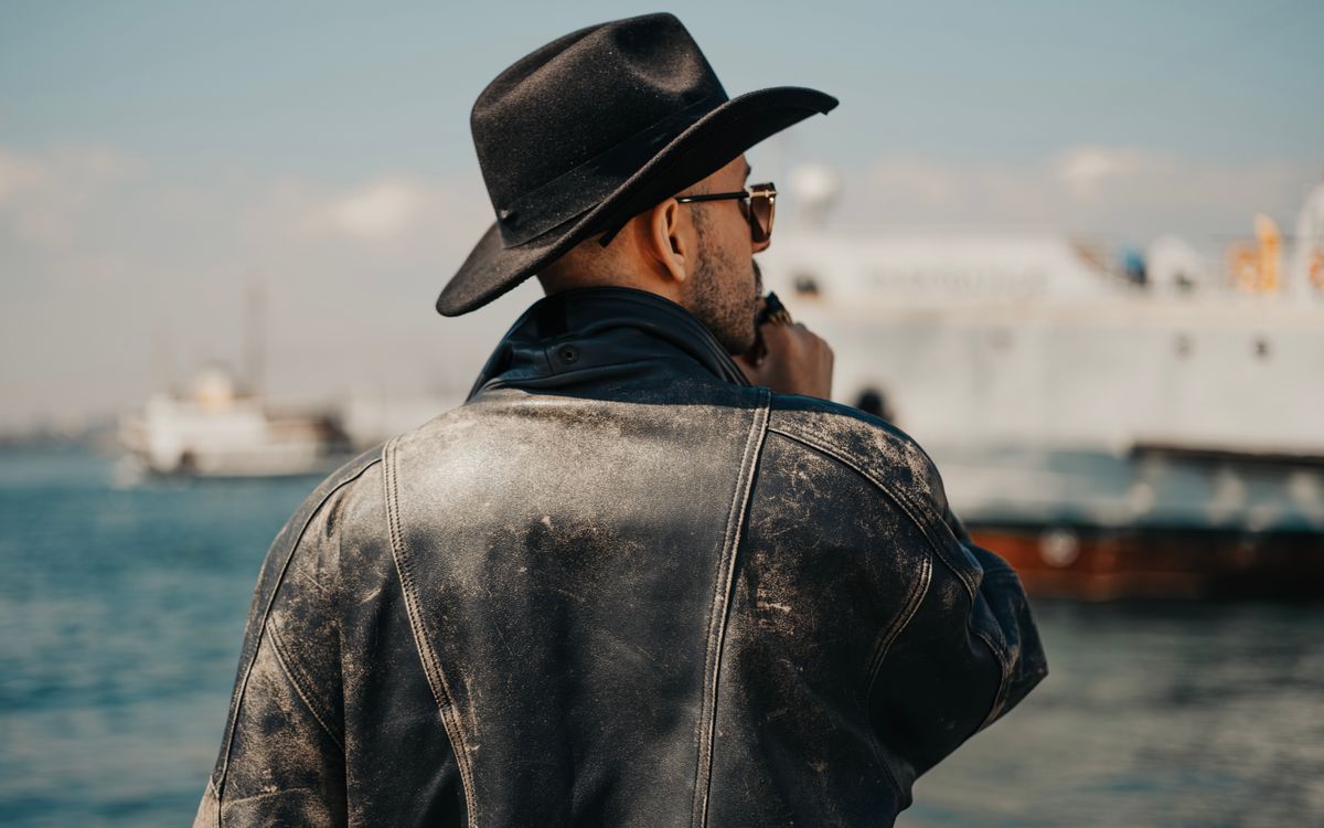 Une veste en cuir de style vintage sous une lumière naturelle douce