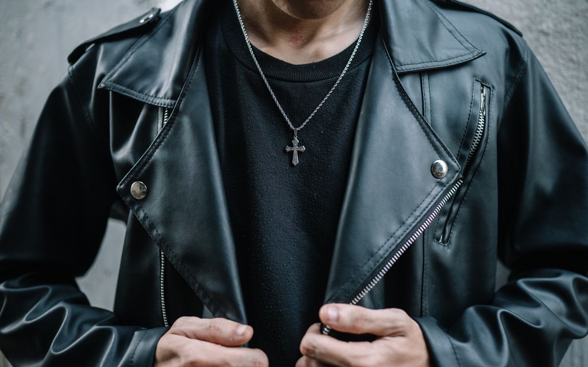 Gros plan d'un homme en veste en cuir noire, montrant le grain et la texture