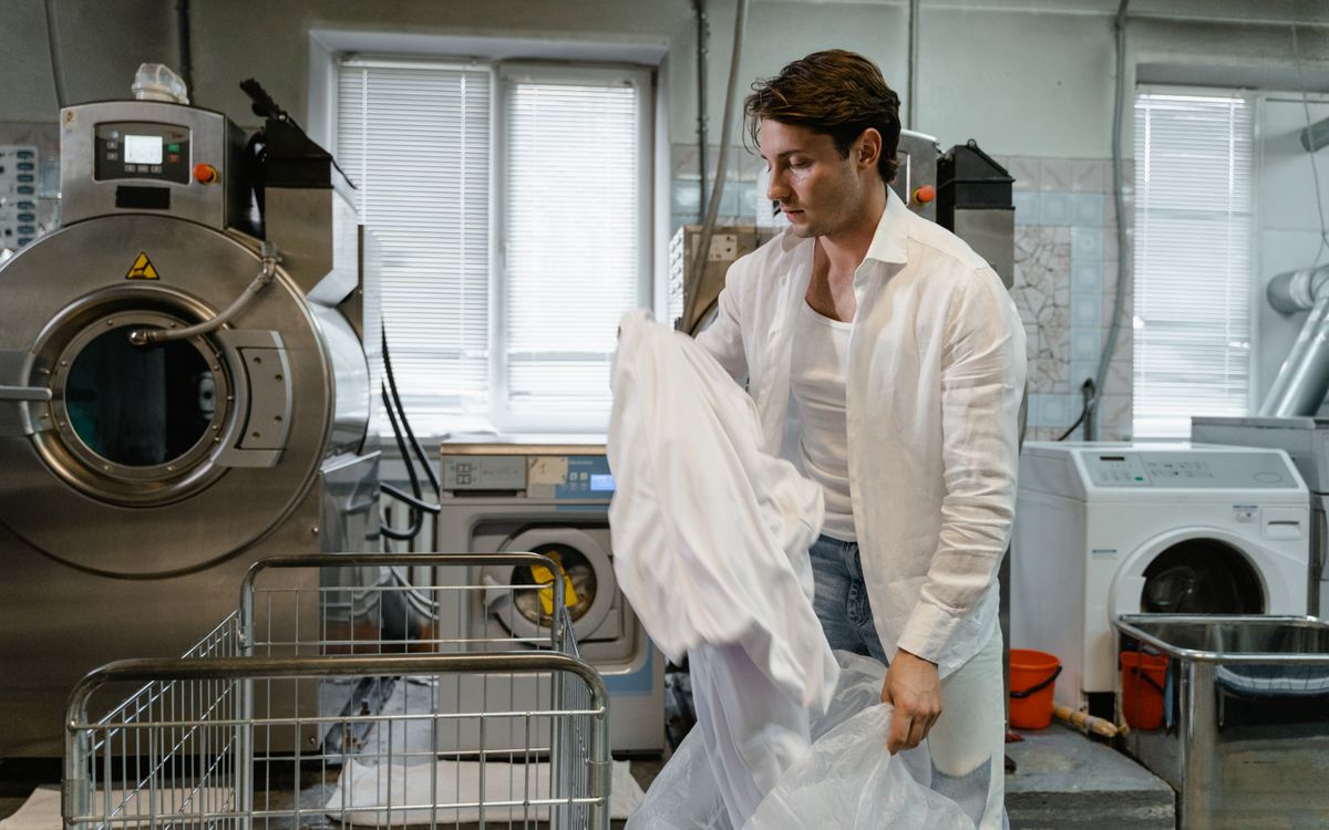 Vêtements suspendus sur un portant dans un pressing professionnel