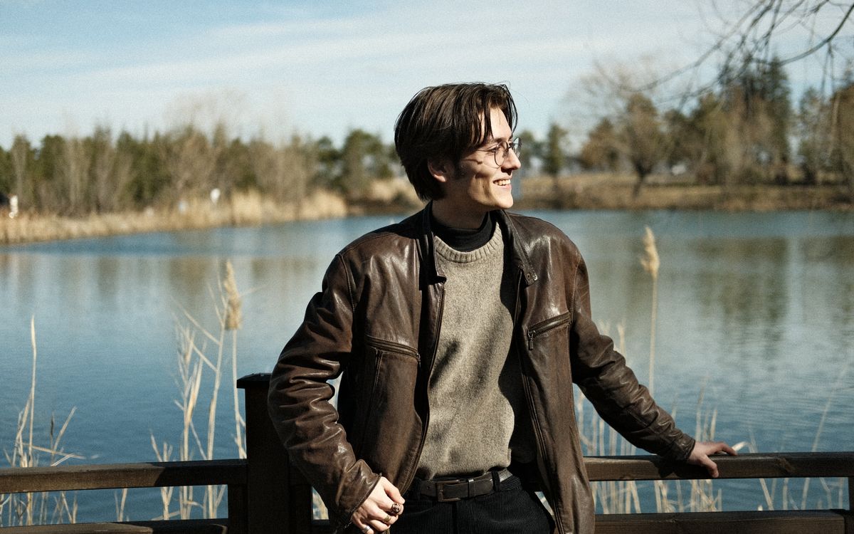 Une veste en cuir marron photographiée dans une lumière naturelle et chaude