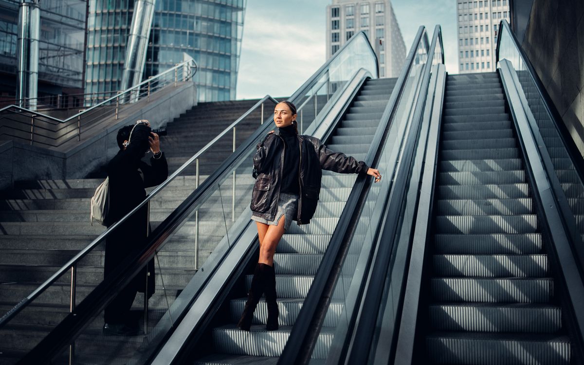 Une femme élégante en tenue de cuir dans un décor urbain moderne