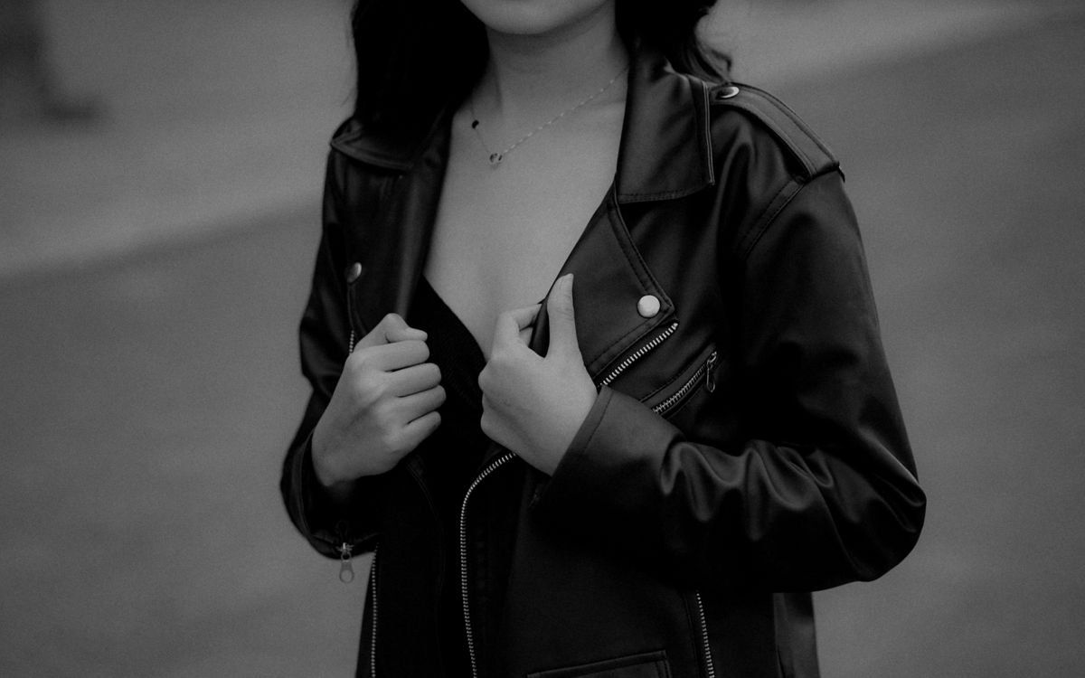 Portrait élégant d'une femme portant une veste en cuir noire stylée