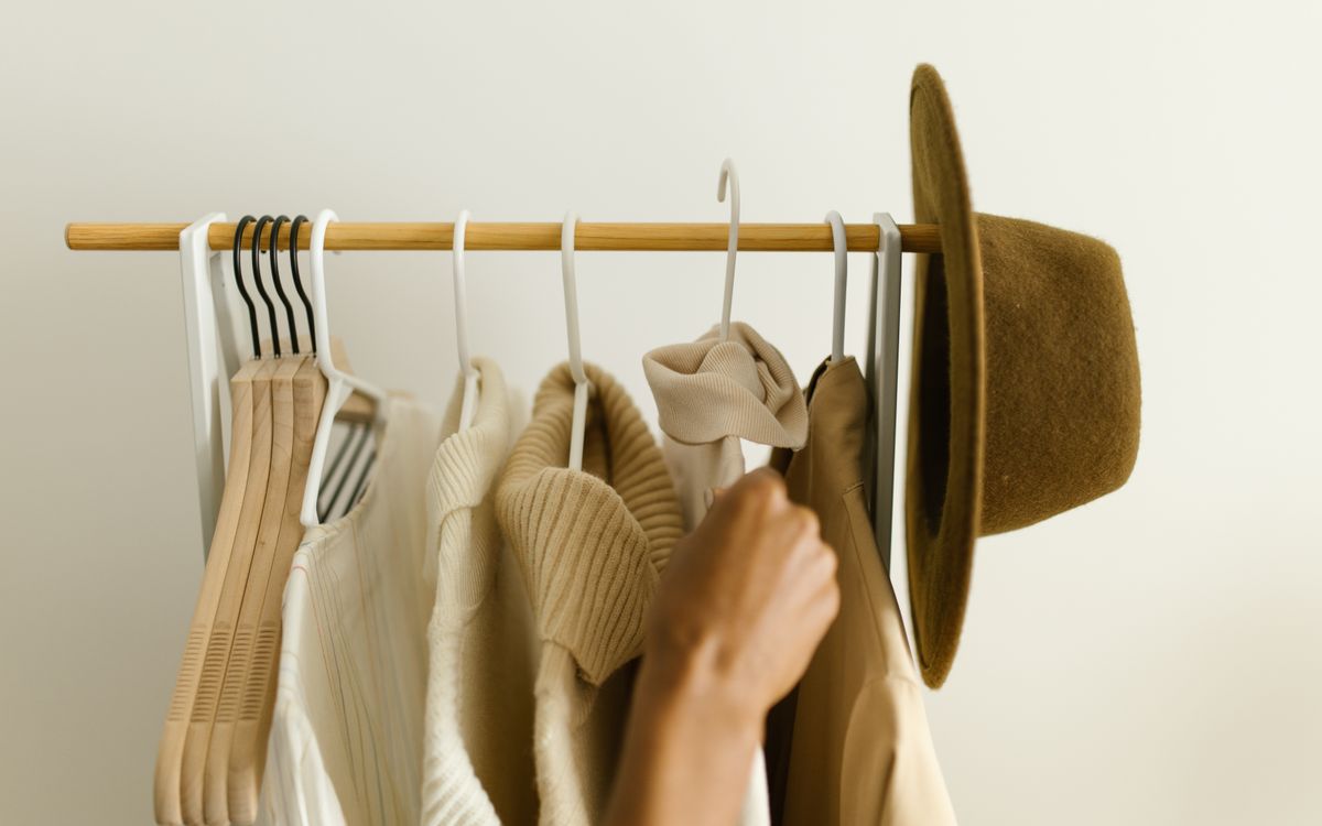 Des vestes en cuir soigneusement suspendues sur un portant